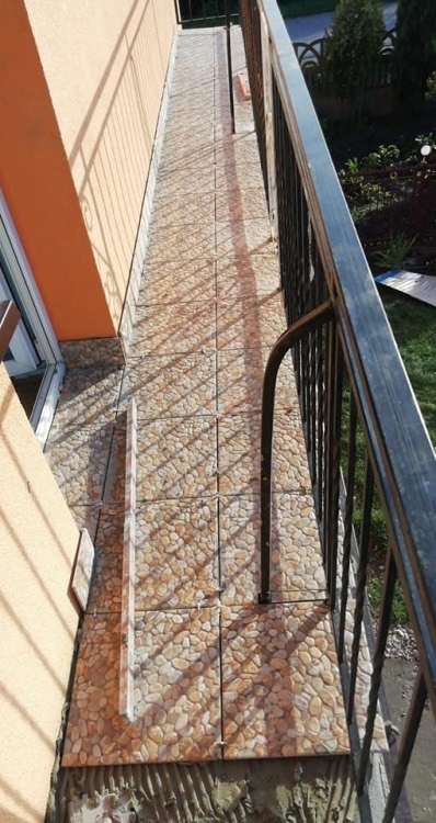 Balkon wyłożony płytkami